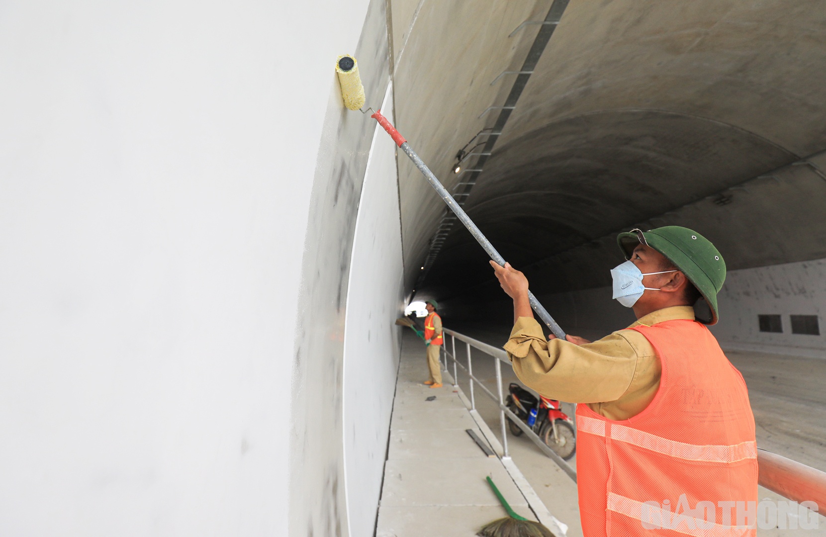 C&ocirc;ng nh&acirc;n nh&agrave; thầu Sơn Hải thi c&ocirc;ng sơn vỏ hầm