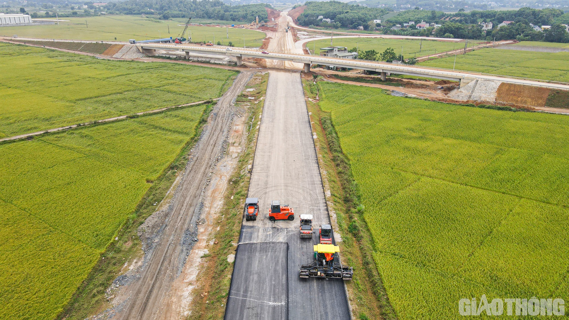 Những ng&agrave;y qua, thực hiện chỉ đạo của Ban điều h&agrave;nh dự &aacute;n về việc tăng cường nguồn lực thi c&ocirc;ng, tại g&oacute;i thầu 11-XL, nh&agrave; thầu Cường Thịnh Thi cũng đang tăng tốc ng&agrave;y, đ&ecirc;m thi c&ocirc;ng phần đường từ Km289+500 - Km296+940.