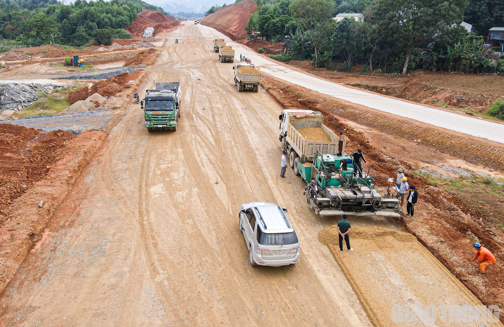 Th&ocirc;ng tin th&ecirc;m về c&ocirc;ng t&aacute;c tổ chức thi c&ocirc;ng, &ocirc;ng L&ecirc; Do&atilde;n Bắc cho biết, từ thời điểm Bộ GTVT ph&aacute;t động phong tr&agrave;o 120 ng&agrave;y đ&ecirc;m th&ocirc;ng xe kỹ thuật 4 dự &aacute;n th&agrave;nh phần cao tốc Bắc - Nam đến nay, C&ocirc;ng ty Cường Thịnh Thi đ&atilde; tăng cường 55 thiết bị, thời gian l&agrave;m việc k&eacute;o d&agrave;i từ 6h30 - 20h30 h&agrave;ng ng&agrave;y. Nhờ đ&oacute;, sản lượng thi c&ocirc;ng đ&atilde; tăng từ 62% ở trước thời điểm ph&aacute;t động l&ecirc;n 72% ở thời điểm hiện tại. Trong ảnh: nh&agrave; thầu thi c&ocirc;ng đỉnh cấp phối đ&aacute; dăm tại Km296.