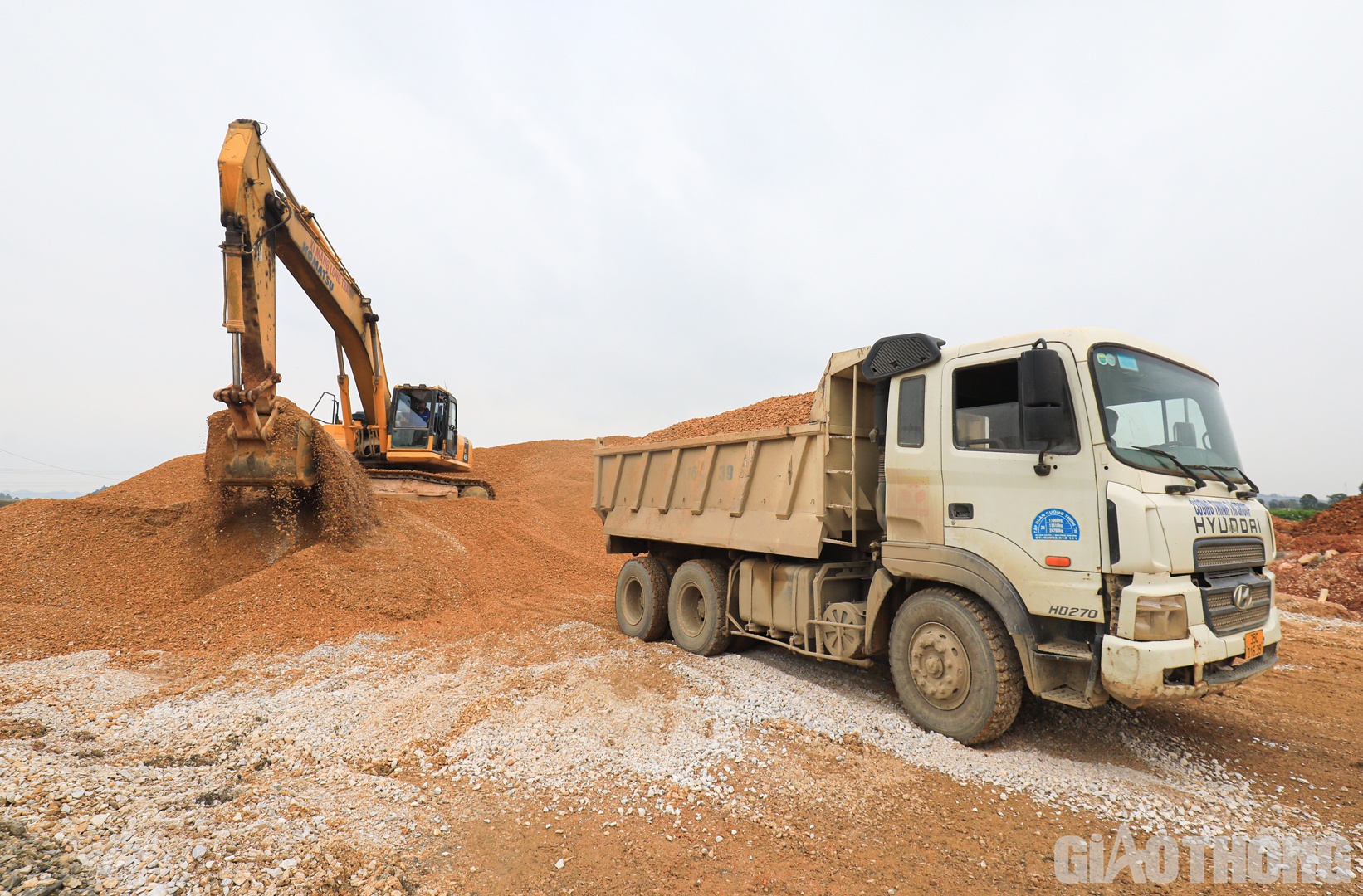&Ocirc;ng L&ecirc; Do&atilde;n Bắc, Chỉ huy trưởng c&ocirc;ng trường thuộc nh&agrave; thầu Cường Thịnh Thi cho biết, thời gian qua, việc thi c&ocirc;ng của nh&agrave; thầu c&oacute; thời điểm chưa đạt được như kỳ vọng do nguồn vật liệu, đặc biệt l&agrave; cấp phối đ&aacute; dăm khan hiếm.