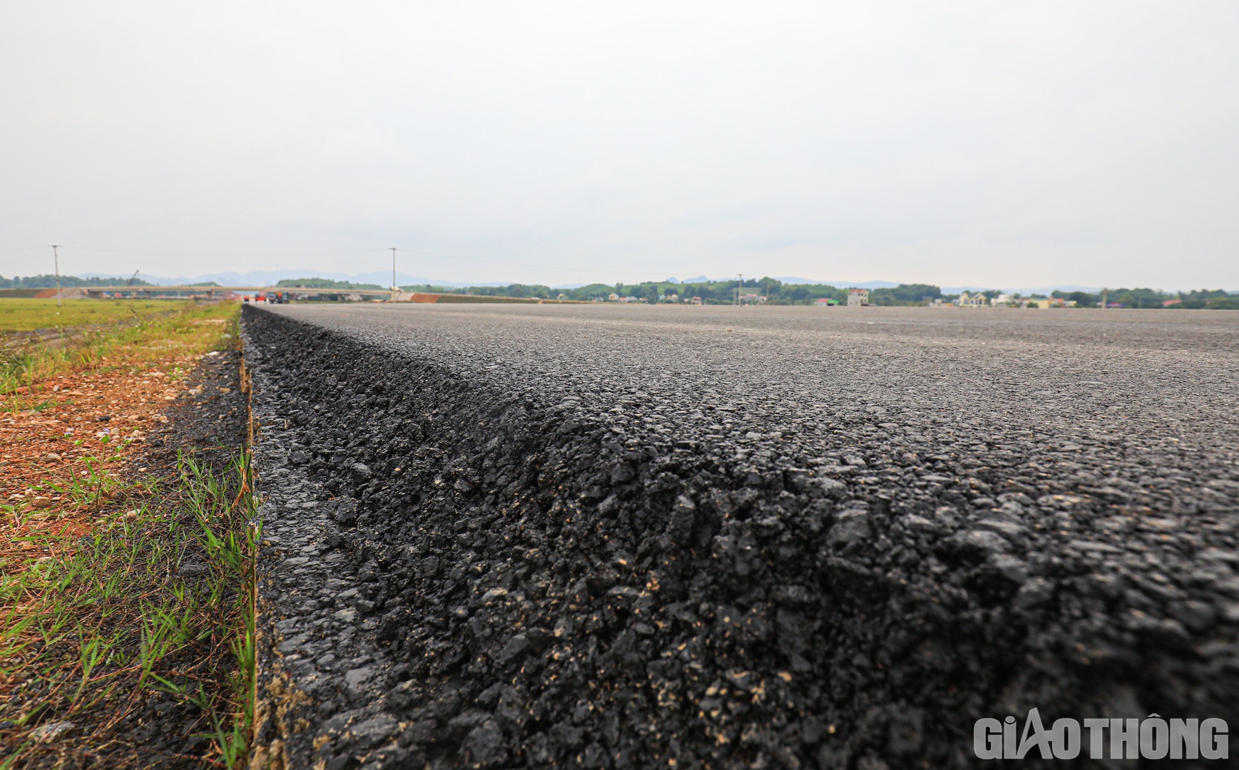 Theo &ocirc;ng Bắc, hiện, khối lượng thảm tr&ecirc;n phạm vi thi c&ocirc;ng của nh&agrave; thầu Cường Thịnh Thi c&ograve;n khoảng 60.000 tấn/85.000 tấn. Nhằm đạt được mục ti&ecirc;u đến ng&agrave;y 25/12 ho&agrave;n thiện c&ocirc;ng t&aacute;c thảm, nh&agrave; thầu đ&atilde; bổ sung th&ecirc;m 1 mũi thi c&ocirc;ng thảm, n&acirc;ng số mũi thảm l&ecirc;n 2 mũi.