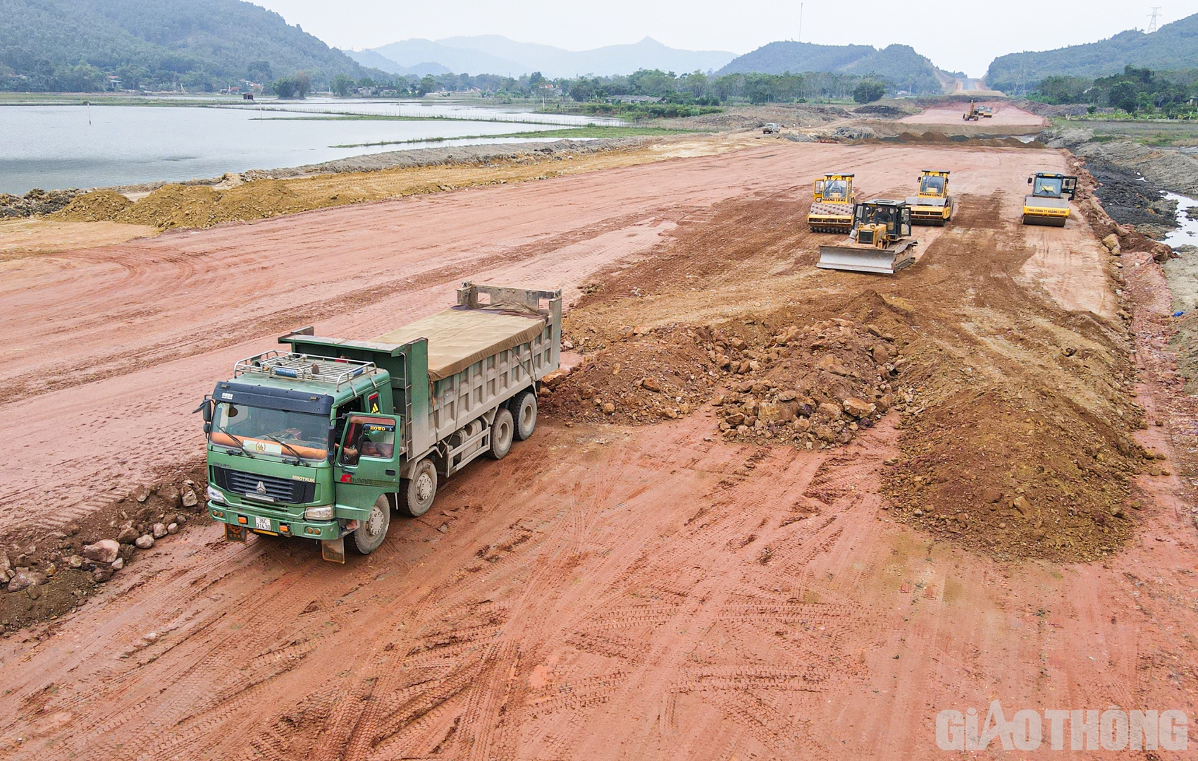 &ldquo;C&ocirc;ng t&aacute;c xử l&yacute; nền đất yếu được tiến h&agrave;nh ở cả hai b&ecirc;n đầu hầm chui với khối lượng thi c&ocirc;ng đất c&ograve;n lại khoảng 40.000 m3. Nhằm đ&aacute;p ứng tiến độ, sau lễ ph&aacute;t động 120 ng&agrave;y đ&ecirc;m của Bộ GTVT, nh&agrave; thầu đ&atilde; tăng cường th&ecirc;m 6 xe lu, 2 m&aacute;y ủi, 3 m&aacute;y x&uacute;c v&agrave; 30 c&ocirc;ng nh&acirc;n thi c&ocirc;ng li&ecirc;n tục từ s&aacute;ng sớm đến 9h tối h&agrave;ng ng&agrave;y&rdquo;, đại diện nh&agrave; thầu Ho&agrave;ng Long cho hay.