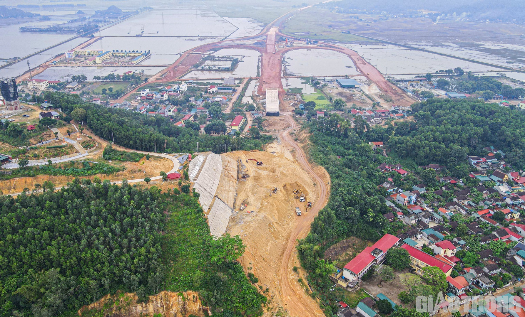 Tiếp nối g&oacute;i thầu 11-XL, c&aacute;c nh&agrave; thầu g&oacute;i 12-XL cũng đang cấp tập thi c&ocirc;ng.