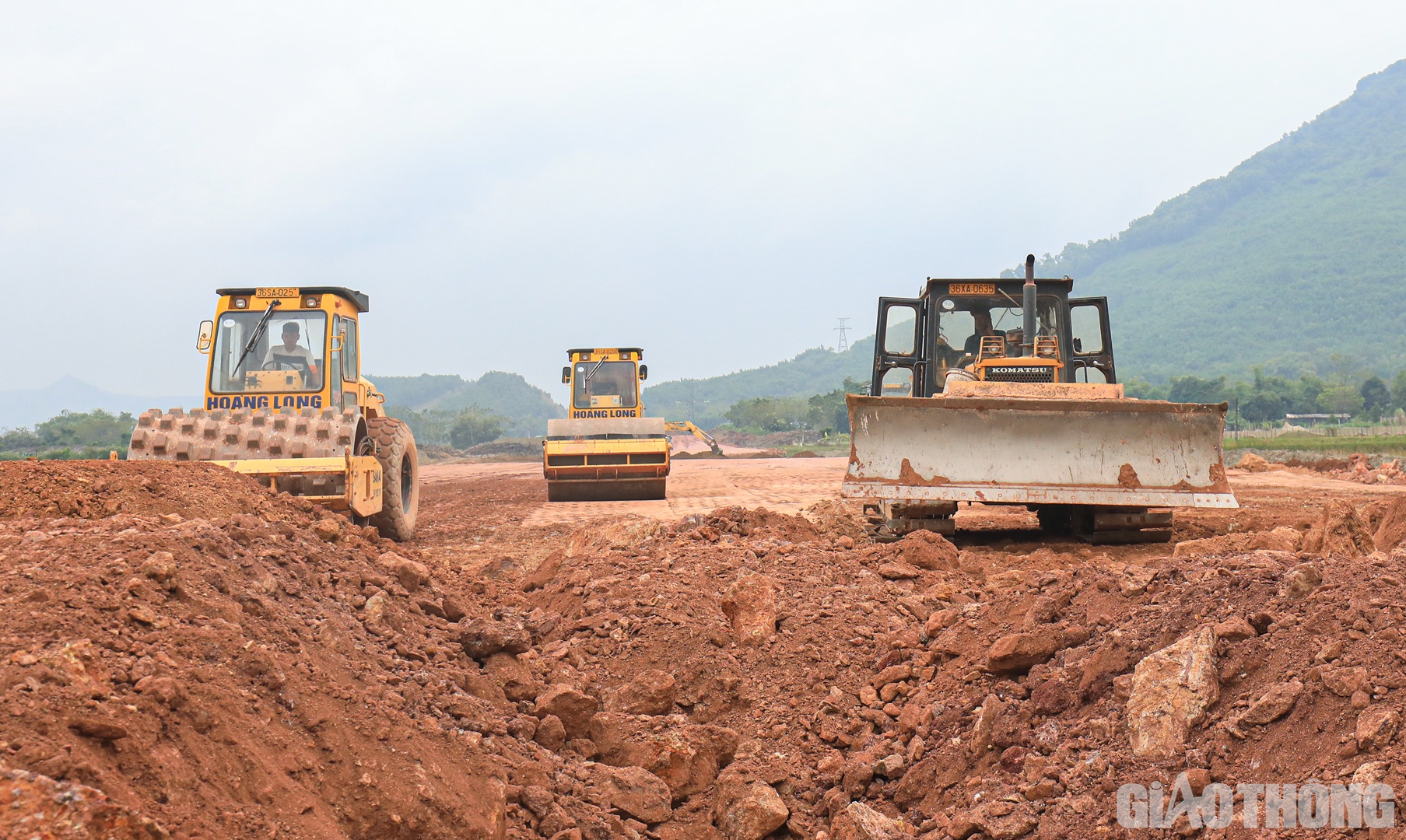 Tại khu vực hầm chui l&yacute; tr&igrave;nh Km306+775, nh&agrave; thầu Ho&agrave;ng Long cũng đang dồn lực chạy đua xử l&yacute; nền đất yếu.