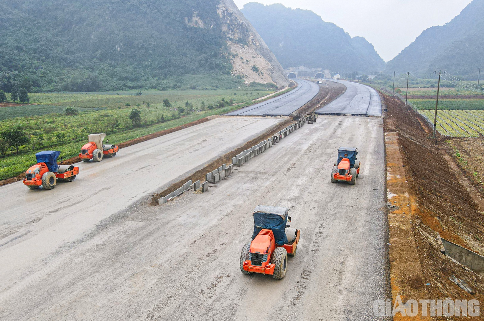 &Ocirc;ng Lương Văn Long, Gi&aacute;m đốc quản l&yacute; dự &aacute;n th&agrave;nh phần Mai Sơn - QL45 cho biết, t&iacute;nh đến ng&agrave;y 24/10, sản lượng thi c&ocirc;ng dự &aacute;n đạt gần 72% gi&aacute; trị c&aacute;c hợp đồng.