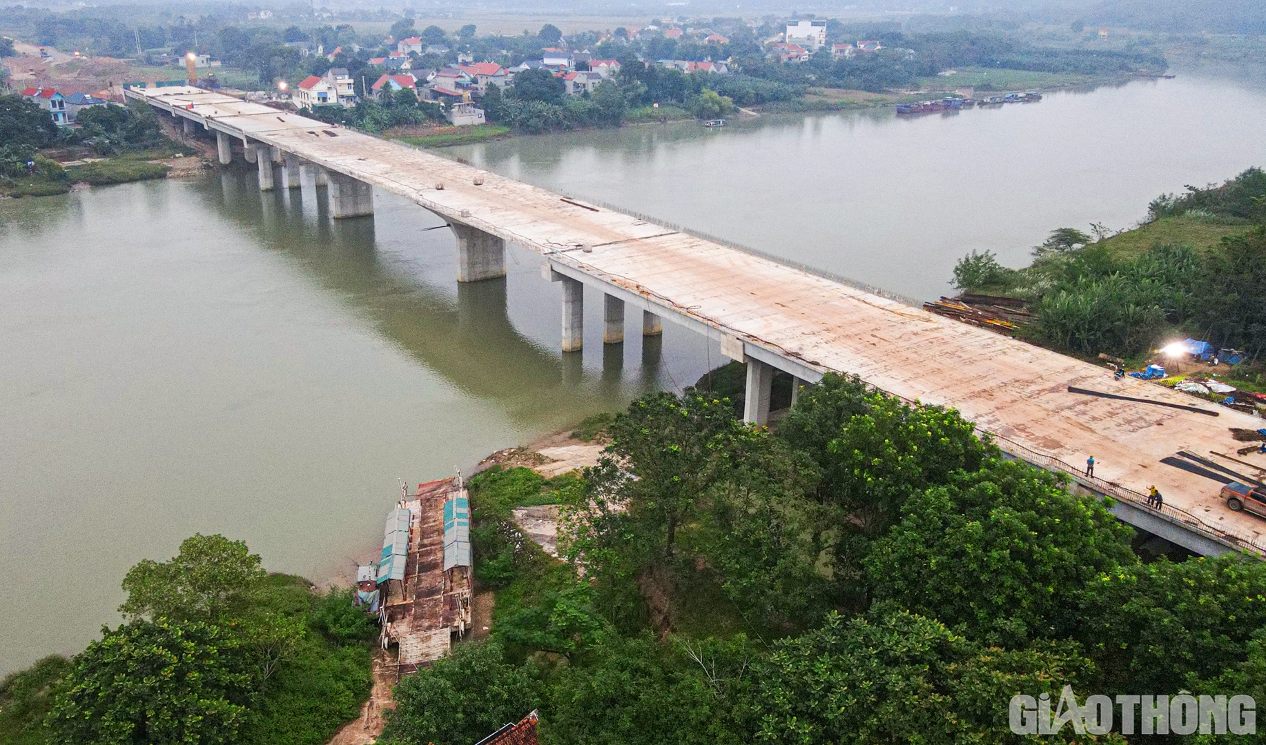 Tại g&oacute;i thầu 13-XL, cầu Vĩnh An - c&acirc;y cầu lớn nhất g&oacute;i thầu do C&ocirc;ng ty cổ phần Đầu tư v&agrave; X&acirc;y dựng Giao th&ocirc;ng Phương Th&agrave;nh đ&atilde; th&agrave;nh h&igrave;nh v&agrave; đang được thi c&ocirc;ng đ&uacute;c lan can.