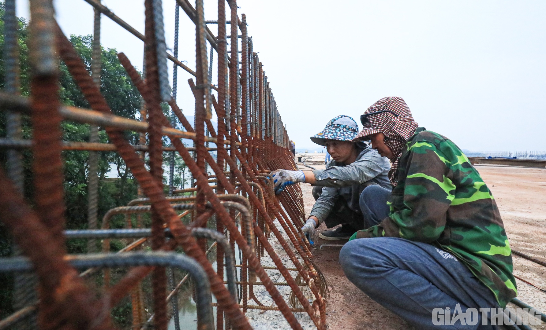 &ldquo;Dự kiến, c&ocirc;ng t&aacute;c đ&uacute;c lan can, thảm nhựa mặt cầu sẽ ho&agrave;n th&agrave;nh đầu th&aacute;ng 12/2022. Cuối th&aacute;ng 12, việc sơn kẻ vạch đường v&agrave; hệ thống chiếu s&aacute;ng sẽ được ho&agrave;n thiện&rdquo;, đại diện nh&agrave; thầu Phương Th&agrave;nh th&ocirc;ng tin. Trong ảnh: C&ocirc;ng nh&acirc;n thi c&ocirc;ng đ&uacute;c lan can cầu Vĩnh An.