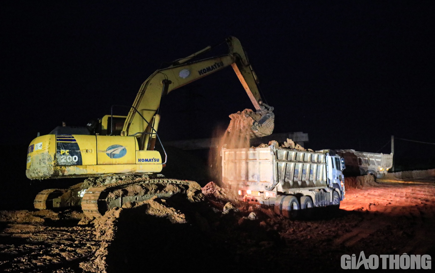 Với sự nỗ lực của nh&agrave; thầu, t&iacute;nh đến nay, Ban QLDA đ&atilde; chấp thuận cho dỡ tải khoảng 700m (Km313+350-Km314+100). C&ocirc;ng t&aacute;c dỡ tải đ&atilde; được nh&agrave; thầu triển khai từ ng&agrave;y 18/10. &ldquo;Theo kế hoạch, đến cuối th&aacute;ng 11/2022, nh&agrave; thầu sẽ ho&agrave;n th&agrave;nh phần thảm b&ecirc; t&ocirc;ng nhựa C19 đối với đoạn nền th&ocirc;ng thường v&agrave; tiếp tục theo d&otilde;i c&aacute;c đoạn xử l&yacute; nền đất yếu, tăng tốc thi c&ocirc;ng c&aacute;c đoạn đủ điều kiện dỡ tải&rdquo;, đại diện Tập đo&agrave;n Trường Thịnh th&ocirc;ng tin.