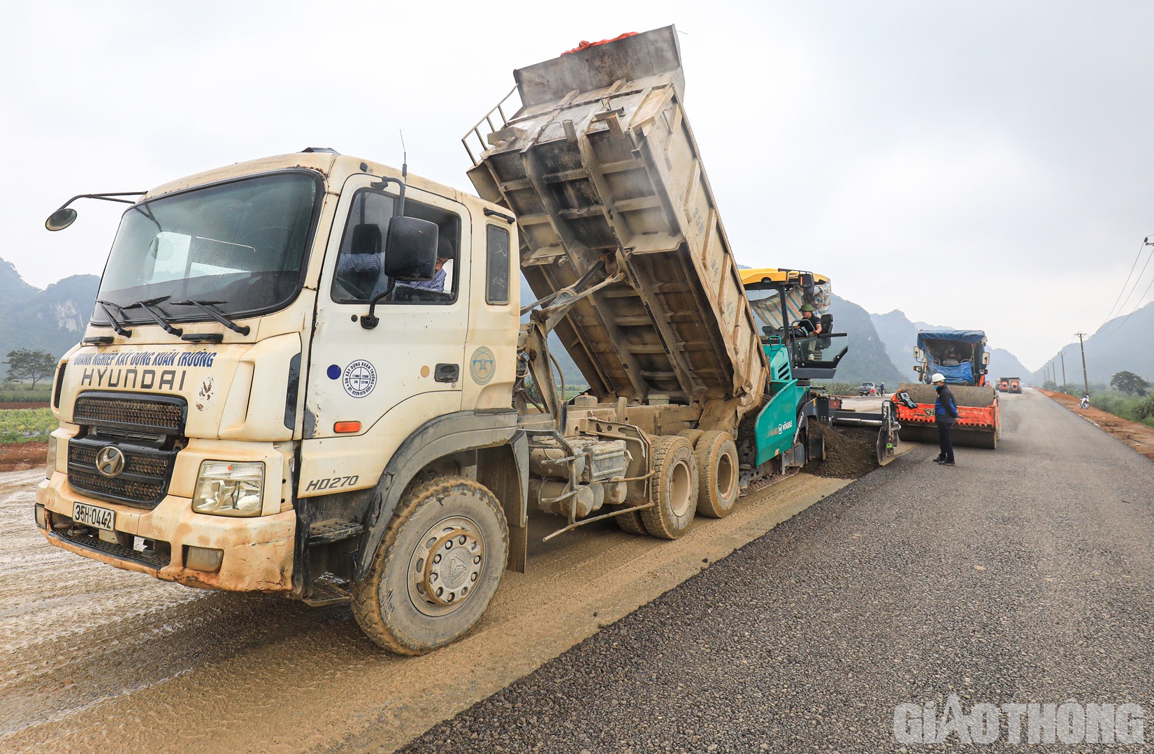 &ldquo;Hiện tại, trong tổng số 14,3 km đường đảm nhận thi c&ocirc;ng, nh&agrave; thầu Xu&acirc;n Trường đ&atilde; thi c&ocirc;ng thảm lớp b&ecirc; t&ocirc;ng nhựa R25 tr&ecirc;n 5,5 km, b&ecirc; t&ocirc;ng nhựa C19 được 5,5 km v&agrave; thảm lớp nhựa C12,5 (lớp cuối) được 1,5 km. Nếu thời tiết thuận lợi, việc thi c&ocirc;ng thảm b&ecirc; t&ocirc;ng nhựa sẽ đạt được khoảng 800.000 - 900.000 tấn/ng&agrave;y. Mục ti&ecirc;u đến giữa th&aacute;ng 11/2022, c&ocirc;ng t&aacute;c thảm sẽ được triển khai đại tr&agrave; sau khi việc thi c&ocirc;ng cấp phối đ&aacute; dăm gia cố xi măng (CTB) được ho&agrave;n thiện&rdquo;, &ocirc;ng Đ&agrave;m Đức Ngọc, chỉ huy trưởng g&oacute;i thầu 10-XL th&ocirc;ng tin.