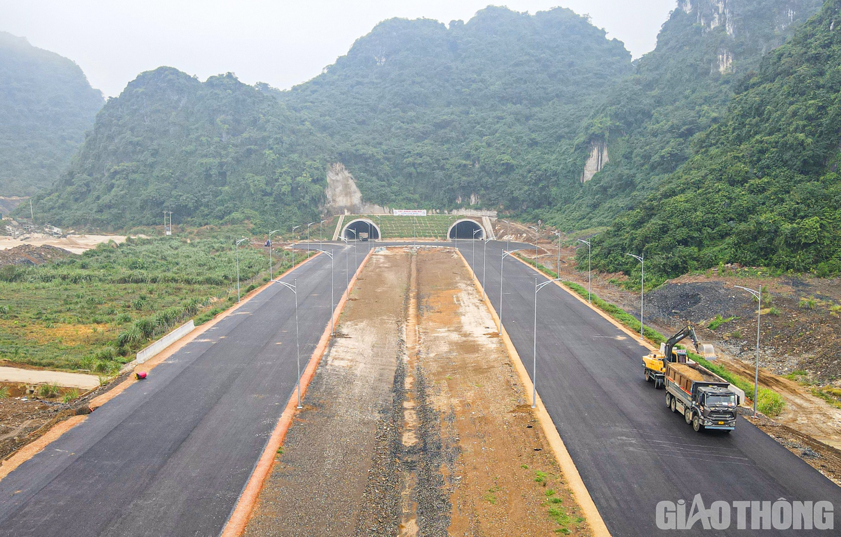 Phần đường hai b&ecirc;n hầm Tam Điệp hiện đ&atilde; đi đến những lớp b&ecirc; t&ocirc;ng nhựa cuối c&ugrave;ng. Hệ thống chiếu s&aacute;ng cũng đ&atilde; được nh&agrave; thầu cơ bản ho&agrave;n thiện.