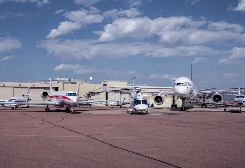 Honeywell l&agrave; nh&agrave; sản xuất, cung ứng dịch vụ h&agrave;ng đầu của Mỹ cho đủ loại m&aacute;y bay từ m&aacute;y bay thương mại, qu&acirc;n sự tới h&agrave;ng kh&ocirc;ng vũ trụ. C&oacute; thể kể đến một số sản phẩm c&ocirc;ng nghệ của h&atilde;ng như động cơ phụ của m&aacute;y bay, hệ thống quản l&yacute; chuyến bay, động cơ&hellip; Ảnh - Honeywell