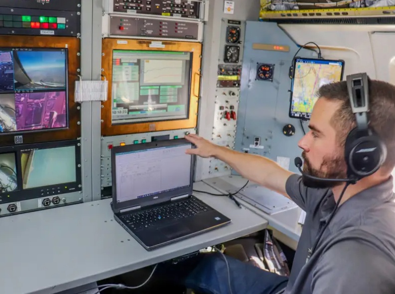 Sau mỗi chuyến bay thử nghiệm, nh&oacute;m kỹ sư lại kiểm tra kỹ lưỡng chiếc Boeing 757 nhằm đảm bảo qu&aacute; tr&igrave;nh thử nghiệm kh&ocirc;ng g&acirc;y ảnh hưởng tới động cơ m&aacute;y bay. V&igrave; chiếc m&aacute;y bay thực hiện nhiều nhiệm vụ trong điều kiện khắc nghiệt n&ecirc;n cần được bảo tr&igrave; cẩn thận. Cứ 6 th&aacute;ng, nh&oacute;m bảo tr&igrave; của Honeywell lại kiểm tra, bảo dưỡng m&aacute;y bay một lần. Ảnh - Insider