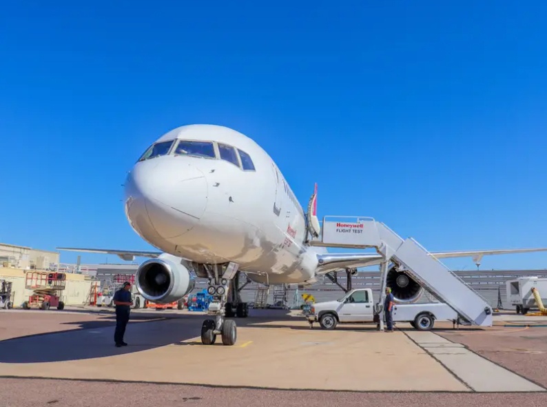 Theo &ocirc;ng Duval, Honeywell rất &iacute;t khi mua m&aacute;y bay mới v&igrave; c&ocirc;ng ty thường t&ugrave;y chỉnh m&aacute;y bay để thử nghiệm đủ loại sản phẩm, c&ocirc;ng nghệ. Hơn nữa, Honeywell kh&ocirc;ng phải lo ngại về c&aacute;c chi ph&iacute; ph&aacute;t sinh khi sử dụng m&aacute;y bay qu&aacute; cũ n&ecirc;n vẫn c&oacute; thể tiếp tục tận dụng chiếc m&aacute;y bay đ&atilde; hơn 40 tuổi đời n&agrave;y. Ảnh - Insider