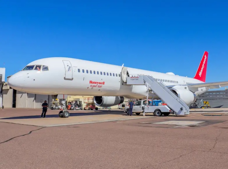 Trong qu&aacute; tr&igrave;nh s&aacute;ng chế v&agrave; thử nghiệm c&aacute;c c&ocirc;ng nghệ m&aacute;y bay, Honeywell đ&atilde; tận dụng những chiếc m&aacute;y bay cũ như Boeing 757 để cải tạo lại để ứng dụng c&aacute;c c&ocirc;ng nghệ mới phục vụ qu&aacute; tr&igrave;nh thử nghiệm. Ảnh - Insider