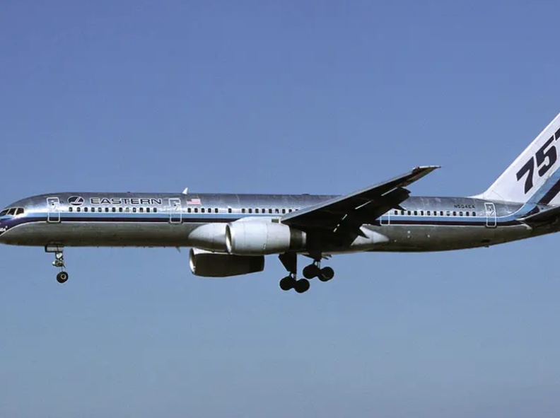 Trước khi được b&agrave;n giao cho Honeywell năm 2005, chiếc Boeing 757 từng phục vụ cho h&atilde;ng h&agrave;ng kh&ocirc;ng Eastern Air Lines tới năm 1995 v&agrave; sau đ&oacute; l&agrave; c&aacute;c h&atilde;ng bay Airtours International Airways v&agrave; MyTravel Airways. Ảnh - Planespotters