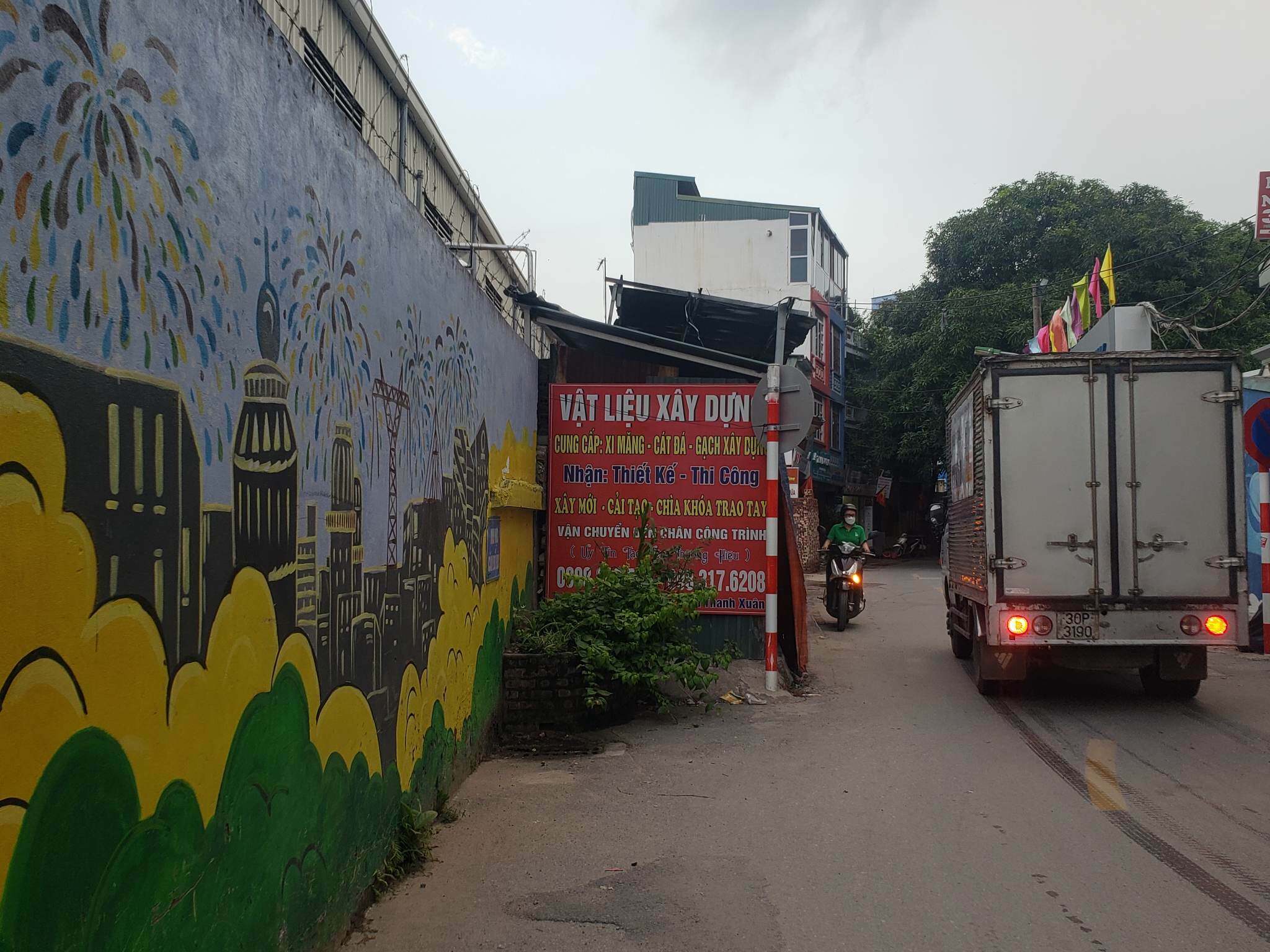"Hằng ng&agrave;y thường xuy&ecirc;n c&oacute; những xe tự chế, xe tải nhỏ v&agrave;o ra, đậu, bốc xếp vật liệu để mang đi c&aacute;c nơi, khiến t&igrave;nh h&igrave;nh giao th&ocirc;ng tại khu vực n&agrave;y rất phức tạp, nhất l&agrave; v&agrave;o thời gian cao điểm học sinh tan trường, c&ocirc;ng nh&acirc;n tan ca", một người d&acirc;n bức x&uacute;c n&oacute;i.