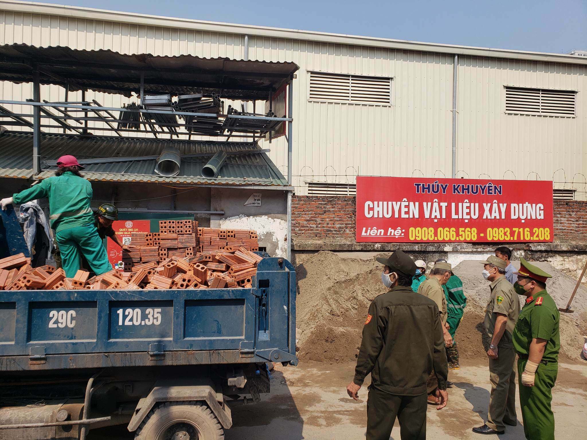Việc ra qu&acirc;n, xử l&yacute; triệt để việc lấn chiếm l&ograve;ng đường, vỉa h&egrave; để đảm bảo ATGT, m&ocirc;i trường v&agrave; mỹ quan đ&ocirc; thị.