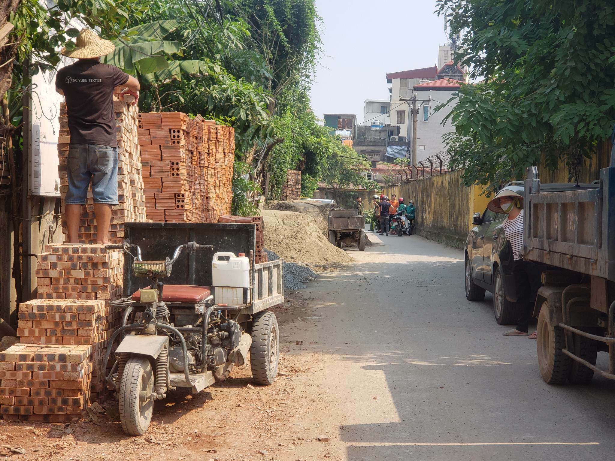Tại những b&atilde;i tập kết vật liệu x&acirc;y dựng như Thu&yacute; Khuy&ecirc;n, Bẩy,.. xuất hiện c&aacute;c loại xe tự chế c&oacute; chiều d&agrave;i khoảng 2m, rộng 1m v&agrave; kh&ocirc;ng hề c&oacute; biển số, li&ecirc;n tục ra v&agrave;o để "ăn" h&agrave;ng.