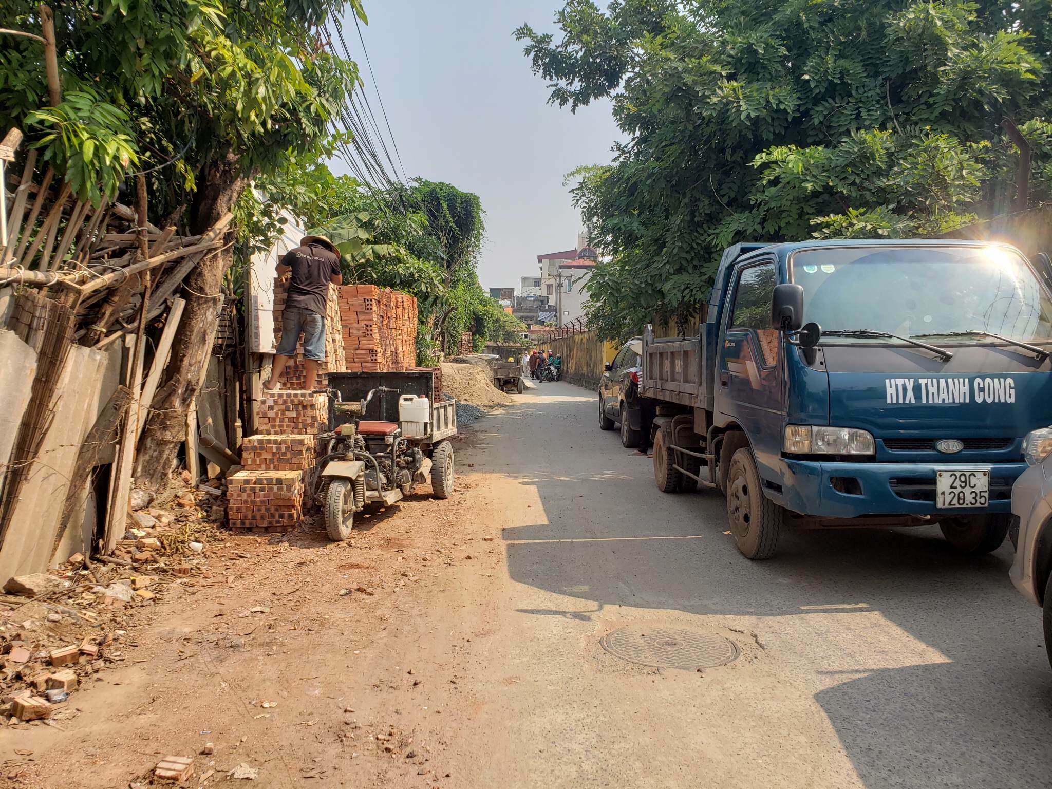 Thời gian gần đ&acirc;y, B&aacute;o Giao Th&ocirc;ng li&ecirc;n tục nhận được th&ocirc;ng tin phản &aacute;nh của bạn đọc về t&igrave;nh trạng l&ograve;ng, lề đường ở phường Hạ Đ&igrave;nh, quận Thanh Xu&acirc;n, H&agrave; Nội bị chiếm dụng l&agrave;m nơi tập kết, kinh doanh vật liệu x&acirc;y dựng g&acirc;y &ocirc; nhiễm m&ocirc;i trường, tiềm ẩn nguy cơ mất ATGT.