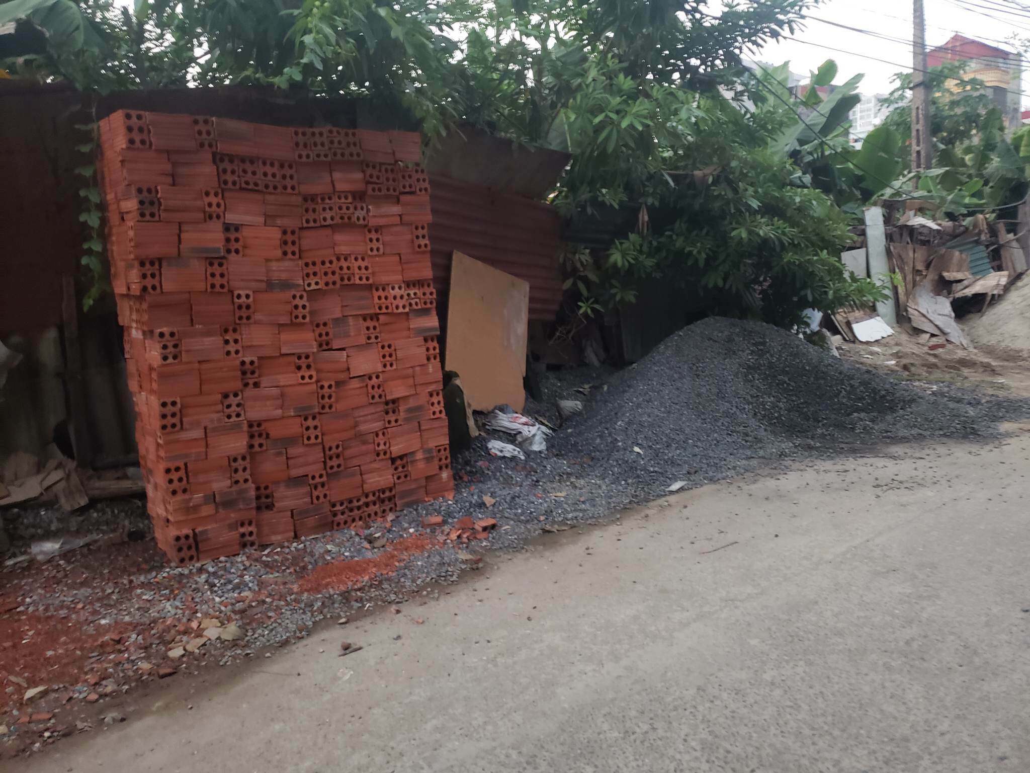 Theo người d&acirc;n, những b&atilde;i tập kết vật liệu tr&ecirc;n địa b&agrave;n phường Hạ Đ&igrave;nh đ&atilde; tồn tại từ l&acirc;u nhưng kh&ocirc;ng được xử l&yacute; triệt để g&acirc;y &ocirc; nhiễm m&ocirc;i trường, ảnh hưởng đến người tham gia giao th&ocirc;ng.