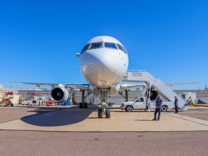 T&iacute;nh đến th&aacute;ng 6/2022, chiếc Boeing 757 n&agrave;y sẽ bước sang tuổi 40. Th&ocirc;ng thường c&aacute;c c&ocirc;ng ty sẽ đưa những chiếc m&aacute;y bay cũ n&agrave;y tới &ldquo;nghĩa địa m&aacute;y bay&rdquo;, nhưng chiếc Boeing 757 vẫn đang được tận dụng, trở th&agrave;nh phương tiện phục vụ kiểm nghiệm c&ocirc;ng nghệ quan trọng của Honeywell v&igrave; dễ t&igrave;m kiếm bộ phận thay thế. Ảnh - Insider