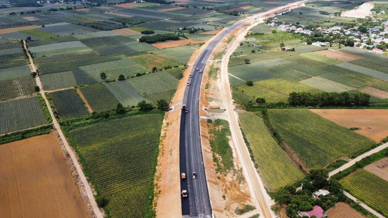 &ldquo;Cản trở lớn nhất đối với sự bứt ph&aacute; của dự &aacute;n hiện nay l&agrave; sự thất thường của thời tiết. T&iacute;nh từ đầu năm đến nay, khu vực dự &aacute;n đ&atilde; c&oacute; hơn 100 ng&agrave;y mưa, việc tổ chức thi c&ocirc;ng hiện trường li&ecirc;n tục bị gi&aacute;n đoạn. Mặc d&ugrave; vậy, hưởng ứng phong tr&agrave;o 120 ng&agrave;y đ&ecirc;m do Bộ GTVT ph&aacute;t động, Ban điều h&agrave;nh đ&atilde; y&ecirc;u cầu c&aacute;c nh&agrave; thầu t&iacute;ch cực huy động m&aacute;y m&oacute;c, thiết bị, t&agrave;i ch&iacute;nh, tập kết sẵn vật liệu tr&ecirc;n c&ocirc;ng trường, sẵn s&agrave;ng bứt tốc khi thời tiết thuận lợi, đảm bảo th&ocirc;ng xe kỹ thuật v&agrave;o cuối năm 2022 theo đ&uacute;ng y&ecirc;u cầu&rdquo;, &ocirc;ng Long chia sẻ.