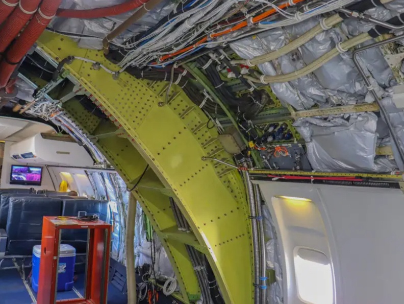 Để biến chiếc m&aacute;y bay thương mại th&agrave;nh m&aacute;y bay thử nghiệm, Honeywell mất tới 3 năm để dỡ bỏ nhiều bộ phận b&ecirc;n trong chiếc Boeing 757 như bỏ 200 ghế ngồi h&agrave;nh kh&aacute;ch tr&ecirc;n m&aacute;y bay, chỉ giữ lại 25 ghế d&agrave;nh cho phi c&ocirc;ng thử nghiệm, kỹ sư v&agrave; lắp đặt th&ecirc;m nhiều hệ thống, c&ocirc;ng nghệ cần thiết. Ảnh - Insider