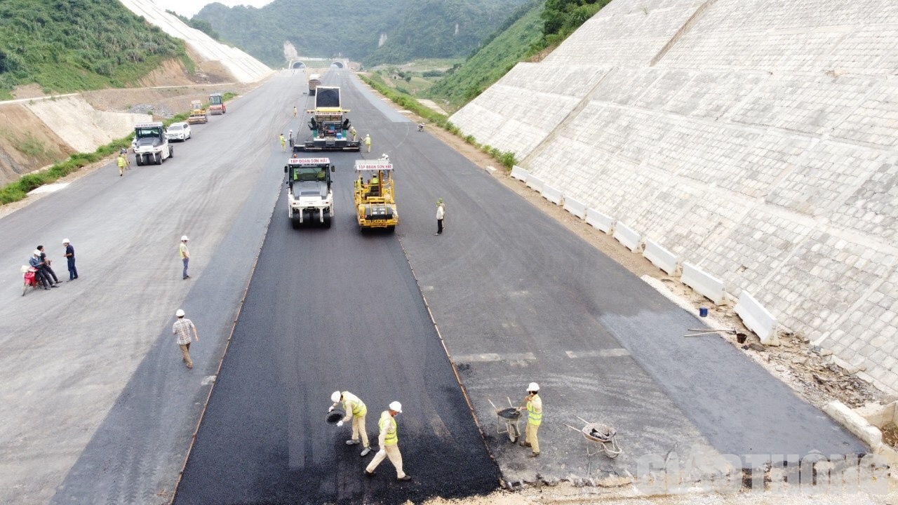 Phần đường hai b&ecirc;n hầm Tam Điệp hiện đ&atilde; đi đến những lớp b&ecirc; t&ocirc;ng nhựa cuối c&ugrave;ng.