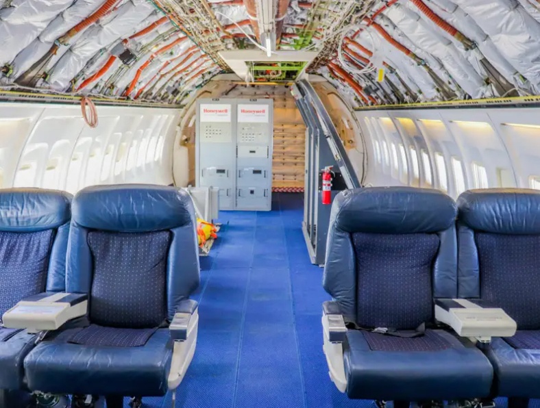 Đội ngũ Honeywell đ&atilde; thử nghiệm rất nhiều c&ocirc;ng nghệ tr&ecirc;n chiếc Boeing 757, bao gồm hệ thống li&ecirc;n lạc vệ tinh Aspire, radar thời tiết 3D. Tuy nhi&ecirc;n, nhiệm vụ ch&iacute;nh của chiếc m&aacute;y bay l&agrave; thử nghiệm động cơ. Ảnh - Insider