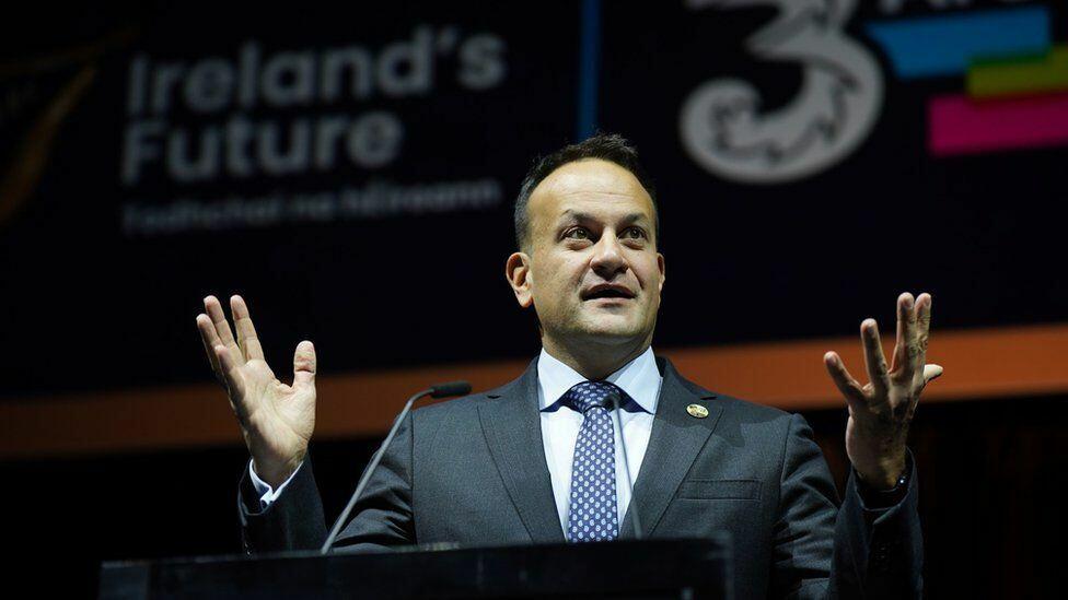 Một ch&iacute;nh trị gia gốc Ấn Độ nữa l&agrave; &ocirc;ng Leo Varadkar từng l&agrave; Thủ tướng Ireland giai đoạn năm 2017-2020 v&agrave; hiện giữ chức Ph&oacute; Thủ tướng Ireland. 
Cha &ocirc;ng sinh ra ở Mumbai v&agrave; chuyển đến Anh những năm 1960.
Theo tờ Times of India, năm 2019, &ocirc;ng Varadkar lần đầu ti&ecirc;n về thăm qu&ecirc; hương ở l&agrave;ng Varad, bang Gujarat v&agrave; gọi đ&oacute; l&agrave; &ldquo;khoảnh khắc v&ocirc; c&ugrave;ng đặc biệt&rdquo;.