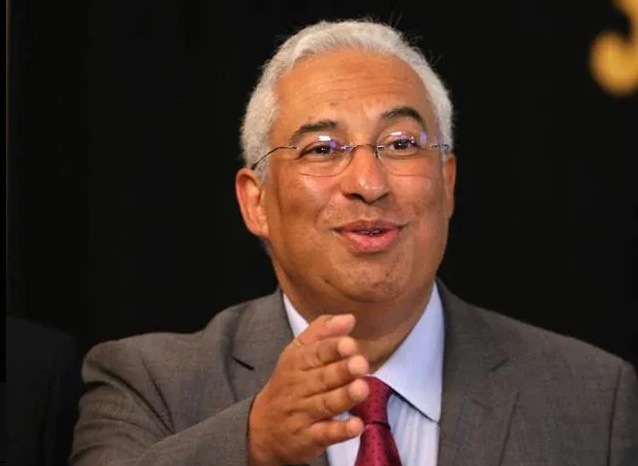 Nh&acirc;n vật tiếp theo l&agrave; &ocirc;ng Antonio Costa giữ chức Thủ tướng Bồ Đ&agrave;o Nha từ năm 2015 đến nay. 
Gia đ&igrave;nh b&ecirc;n nội của &ocirc;ng đến từ bang Goa, Ấn Độ - nơi &ocirc;ng nội của &ocirc;ng Costa d&agrave;nh gần như trọn cuộc đời.
&Ocirc;ng Costa sinh ra ở Mozambique, một quốc gia Đ&ocirc;ng Phi nhưng bố của &ocirc;ng l&agrave; nh&agrave; văn Orlando da Costa  đ&atilde; viết nhiều t&aacute;c phẩm nổi tiếng phản &aacute;nh nguồn gốc của m&igrave;nh ở bang Goa, Ấn Độ v&agrave; viết những b&agrave;i tiểu luận về nh&agrave; thơ, nh&agrave; văn người Ấn Rabindranath Tagore. 
Thủ tướng Bồ Đ&agrave;o Nha từng thăm qu&ecirc; hương ở bang Goa v&agrave;o năm 2017, tại đ&acirc;y &ocirc;ng được trao giải thưởng cao qu&yacute; Pravasi Bhartiya Samman d&agrave;nh cho người gốc Ấn. 
Cũng trong năm đ&oacute;, &ocirc;ng đ&atilde; tiếp Thủ tướng Ấn Độ Narendra Modi tại thủ đ&ocirc; Lisbon v&agrave; được l&atilde;nh đạo Ấn Độ ca ngợi l&agrave; &ldquo;đại diện cho những người xuất sắc nhất của cộng đồng người Ấn Độ tr&ecirc;n to&agrave;n thế giới&rdquo;.