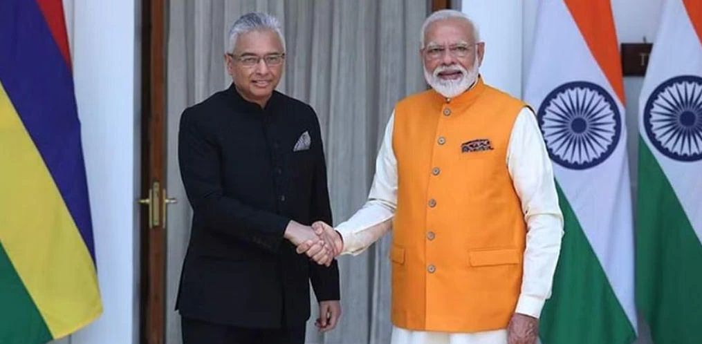 Nh&acirc;n vật c&oacute; thể kể đến tiếp theo l&agrave; &ocirc;ng Pravind Jugnauth - Thủ tướng Mauritius từ năm 2017. Nguồn gốc tổ ti&ecirc;n của &ocirc;ng l&agrave; bang Uttar Pradesh, Ấn Độ. &Ocirc;ng sinh ra trong gia đ&igrave;nh theo Ấn Độ gi&aacute;o tại La Caverne, Mauritius.