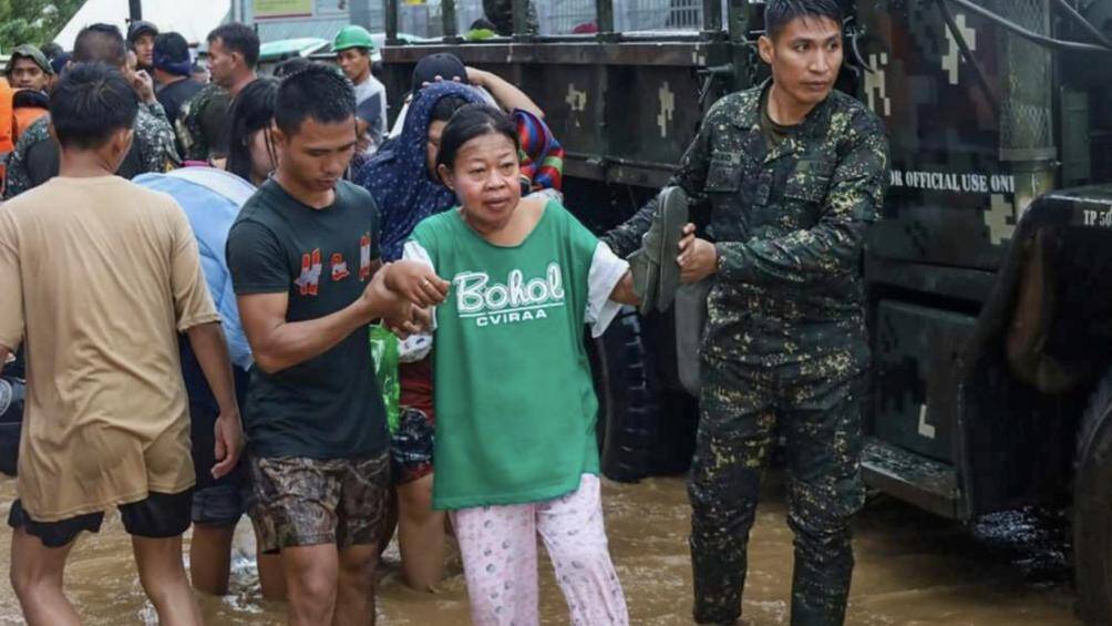 Qu&acirc;n đội Philippines đ&atilde; huy động phương tiện qu&acirc;n sự để đưa người d&acirc;n bị mắc kẹt tại th&agrave;nh phố Cotabato v&agrave; c&aacute;c thị trấn gần đ&oacute; đi sơ t&aacute;n.