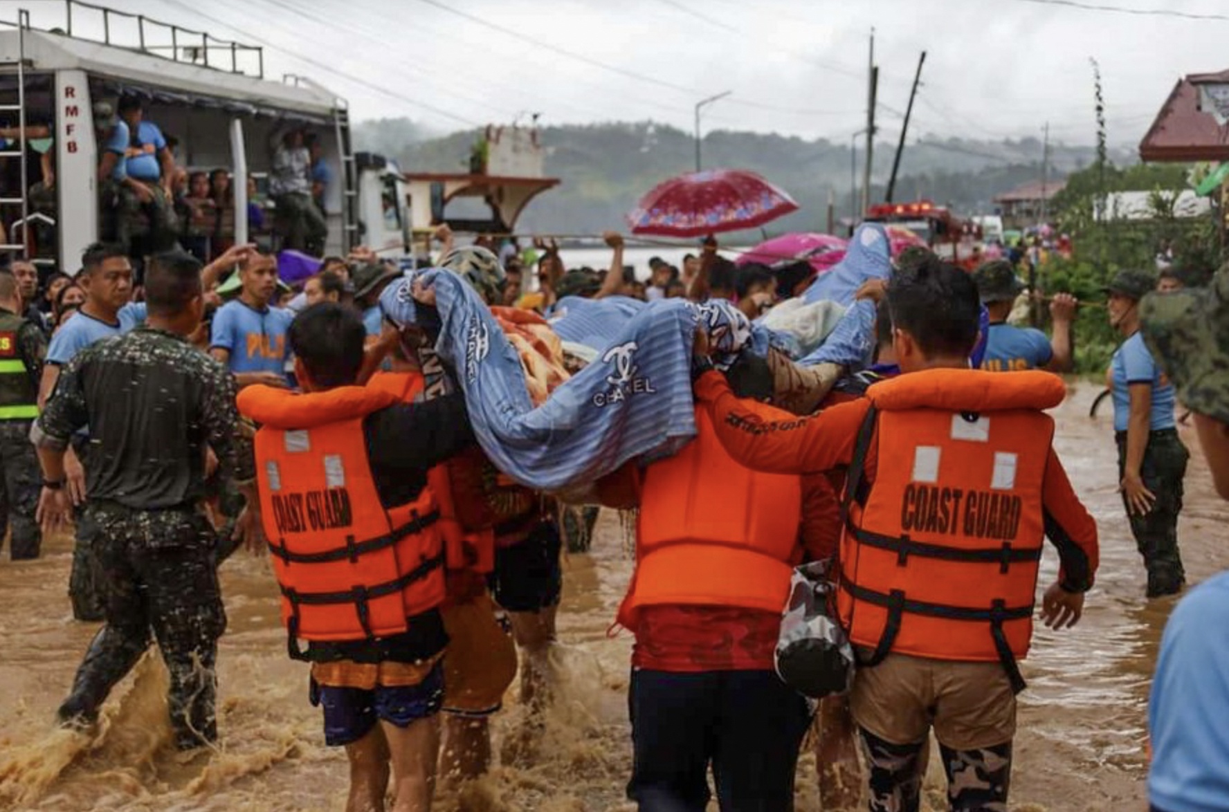 Trung b&igrave;nh, mỗi năm nước n&agrave;y hứng chịu 20 cơn b&atilde;o, trong đ&oacute; một số cơn b&atilde;o c&oacute; cường độ mạnh v&agrave; c&oacute; sức t&agrave;n ph&aacute; khủng khiếp.
Th&aacute;ng 4 năm nay, cơn b&atilde;o nhiệt đới Megi đ&atilde; g&acirc;y mưa to, ngập lụt v&agrave; lở đất ở khu vực miền Trung v&agrave; miền Nam của Philippines, khiến hơn 220 người thiệt mạng.