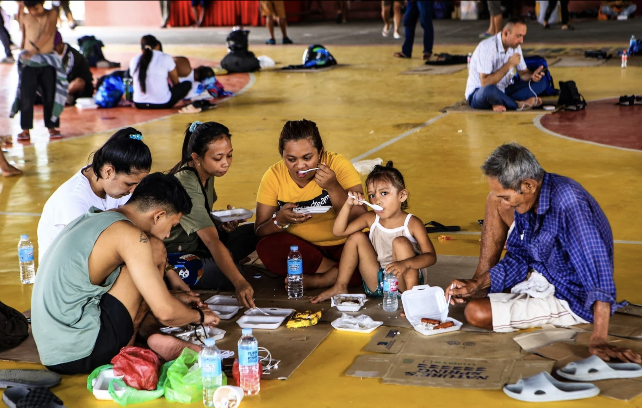 Hiện tại, rất nhiều chuyến bay đ&atilde; bị huỷ, trường học đ&oacute;ng cửa, c&aacute;c cảng tr&ecirc;n đường cơn b&atilde;o qu&eacute;t qua, đều phải dừng hoạt động. Trong ảnh, người d&acirc;n đi sơ t&aacute;n tại một trung t&acirc;m thể dục thể thao ở thị trấn Matnog, miền Nam Manila.
