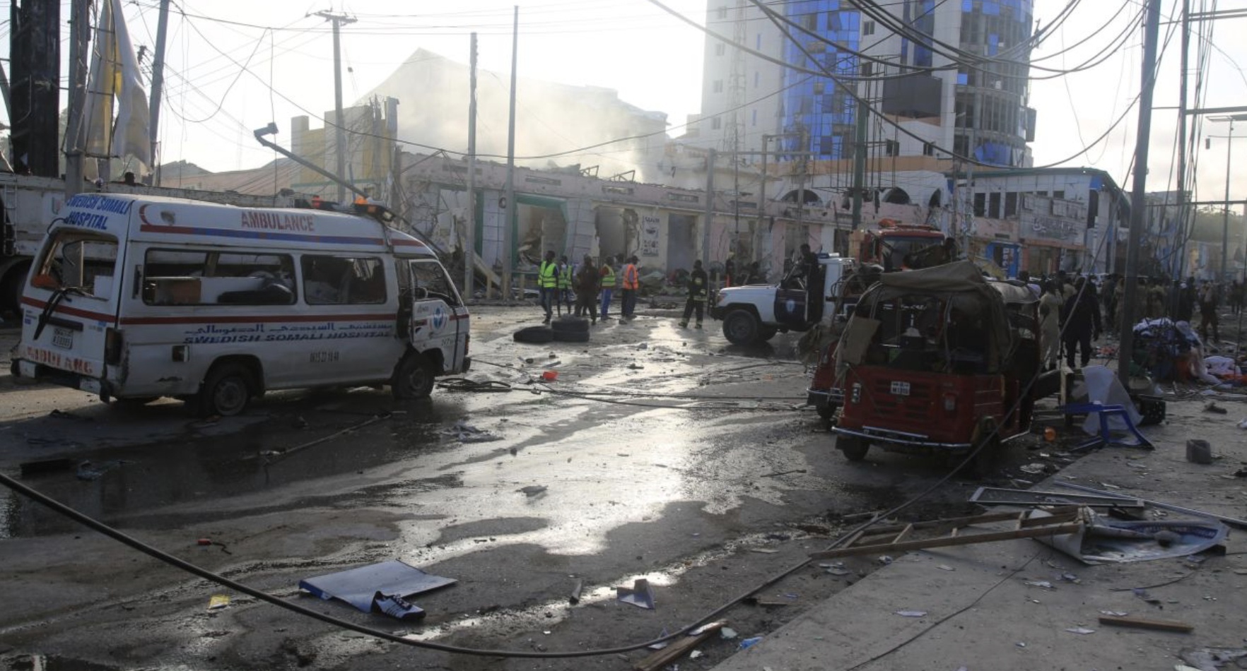 Tổng thống Somalia cho biết v&igrave; c&ograve;n nhiều người bị thương nặng n&ecirc;n con số thiệt mạng c&oacute; thể tăng cao hơn. Trong ảnh l&agrave; xe cứu thương đang vội v&atilde; tới hiện trường ứng cứu.