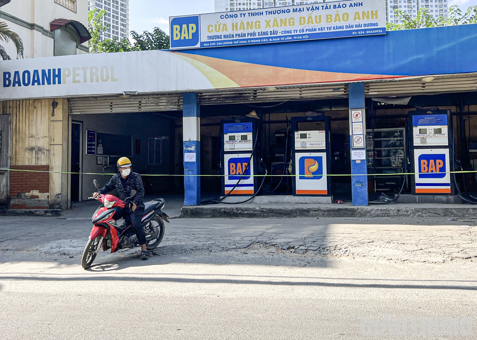 Người mua xăng bất ngờ khi cửa h&agrave;ng ngừng b&aacute;n.