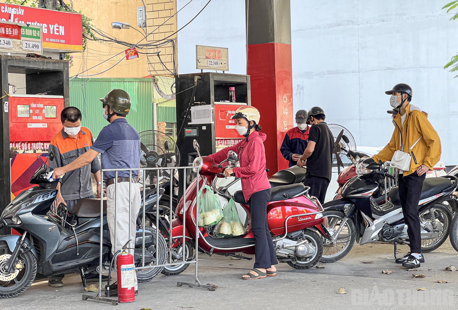 Trước đ&oacute;, Bộ trưởng C&ocirc;ng thương Nguyễn Hồng Di&ecirc;n khẳng định tổng nguồn cung xăng dầu ở Việt Nam kh&ocirc;ng thiếu. Đặc biệt, hiện tượng thiếu h&agrave;ng cục bộ ở hệ thống thương nh&acirc;n ph&acirc;n phối v&agrave; cửa h&agrave;ng b&aacute;n lẻ ở TP.HCM c&ugrave;ng một số tỉnh ph&iacute;a Nam, l&atilde;nh đạo Bộ C&ocirc;ng thương b&agrave;y tỏ &ldquo;l&agrave; điều rất đ&aacute;ng tiếc v&agrave; bất thường&rdquo;.