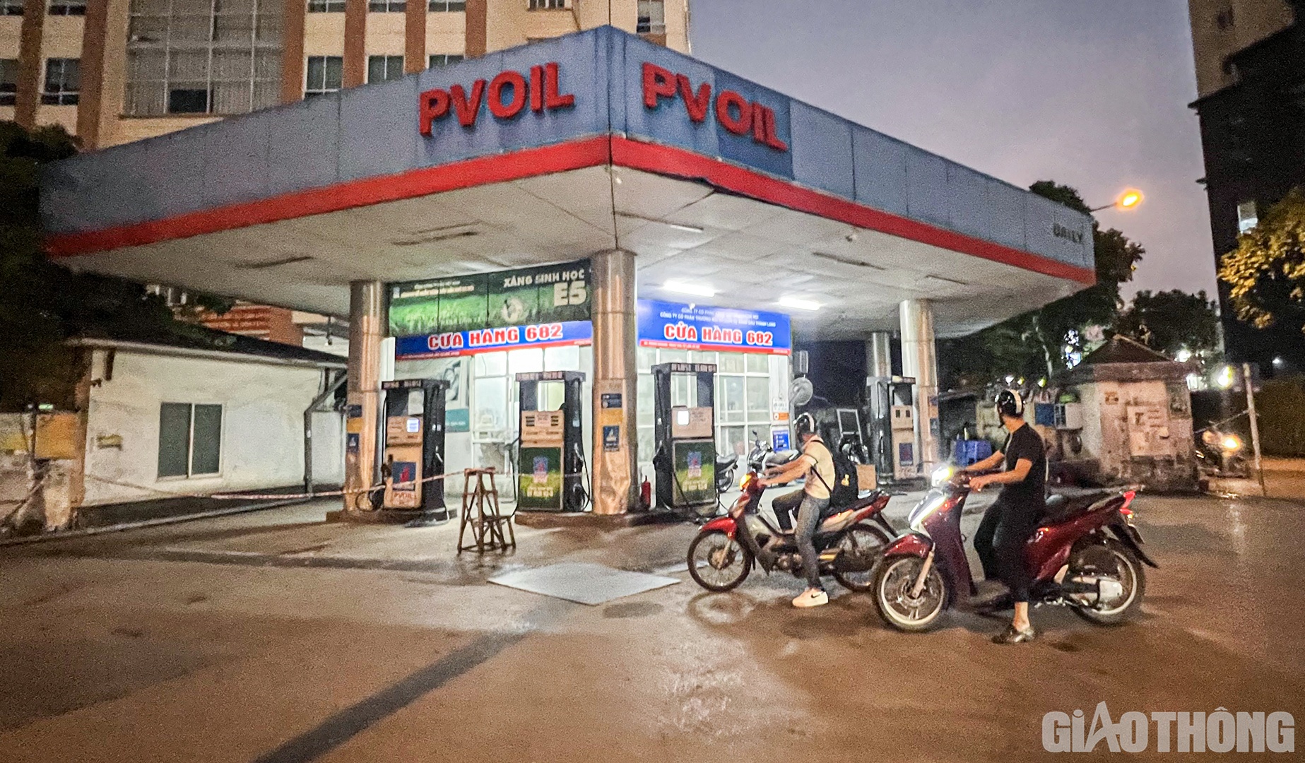 Tuy nhi&ecirc;n, đến gần 17h40, c&acirc;y xăng n&agrave;y vẫn chưa c&oacute; xăng để b&aacute;n.