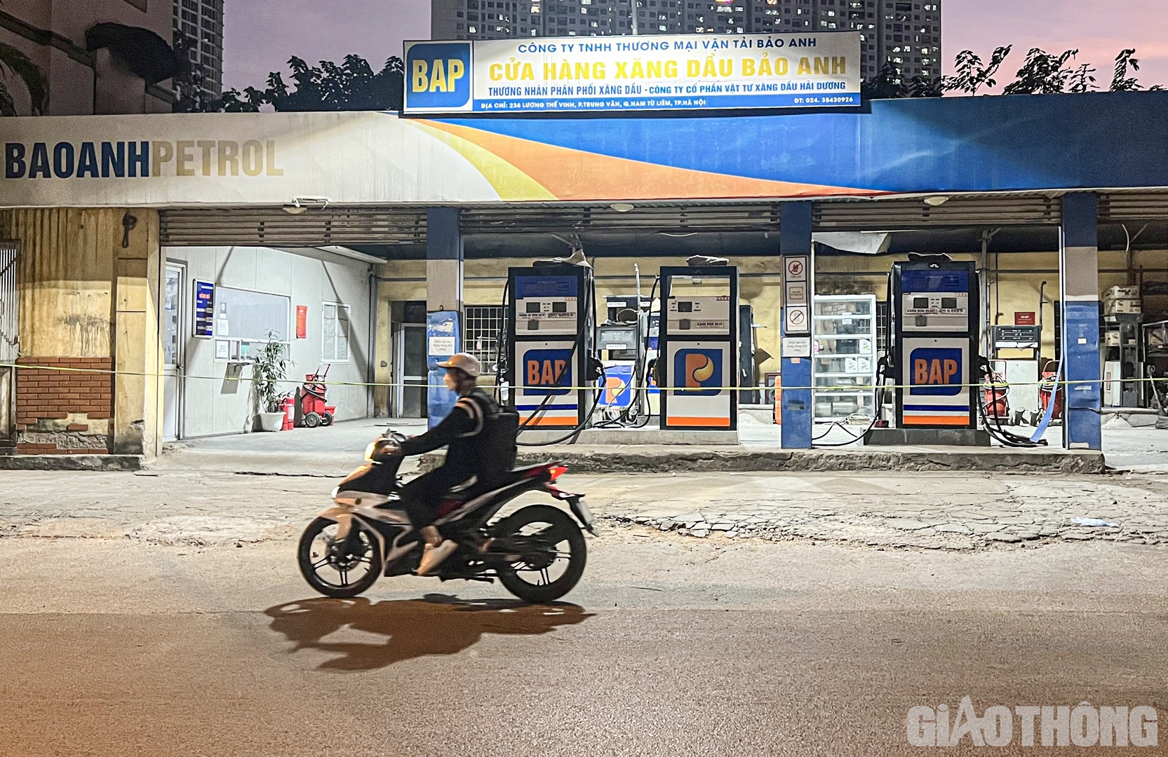 Thời điểm 18h tối nay, c&acirc;y xăng vẫn căng d&acirc;y, tạm ngừng b&aacute;n.