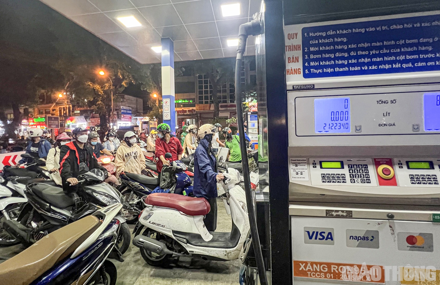 Người d&acirc;n phải xếp h&agrave;ng d&agrave;i chờ đến lượt đổ xăng.