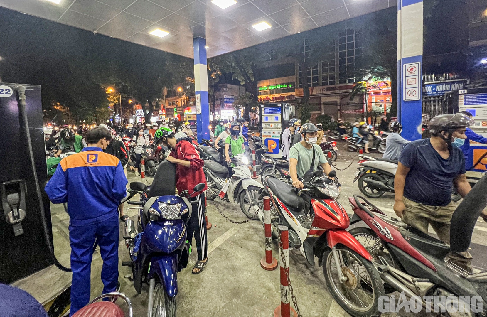 Trong khi đ&oacute;, c&acirc;y xăng số 31 đường L&aacute;ng (gần Ng&atilde; Tư Sở) lại rất đ&ocirc;ng đ&uacute;c trong giờ cao điểm.