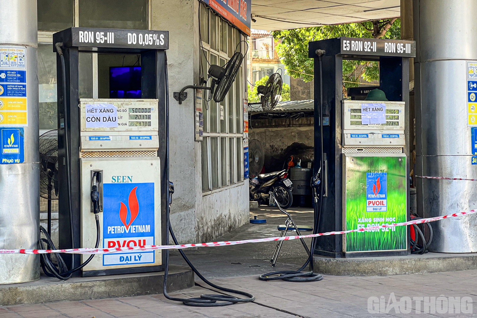 Tr&ecirc;n 2 trụ bơm xăng c&oacute; d&aacute;n th&ocirc;ng b&aacute;o "hết xăng" v&agrave; "hết xăng c&ograve;n dầu".