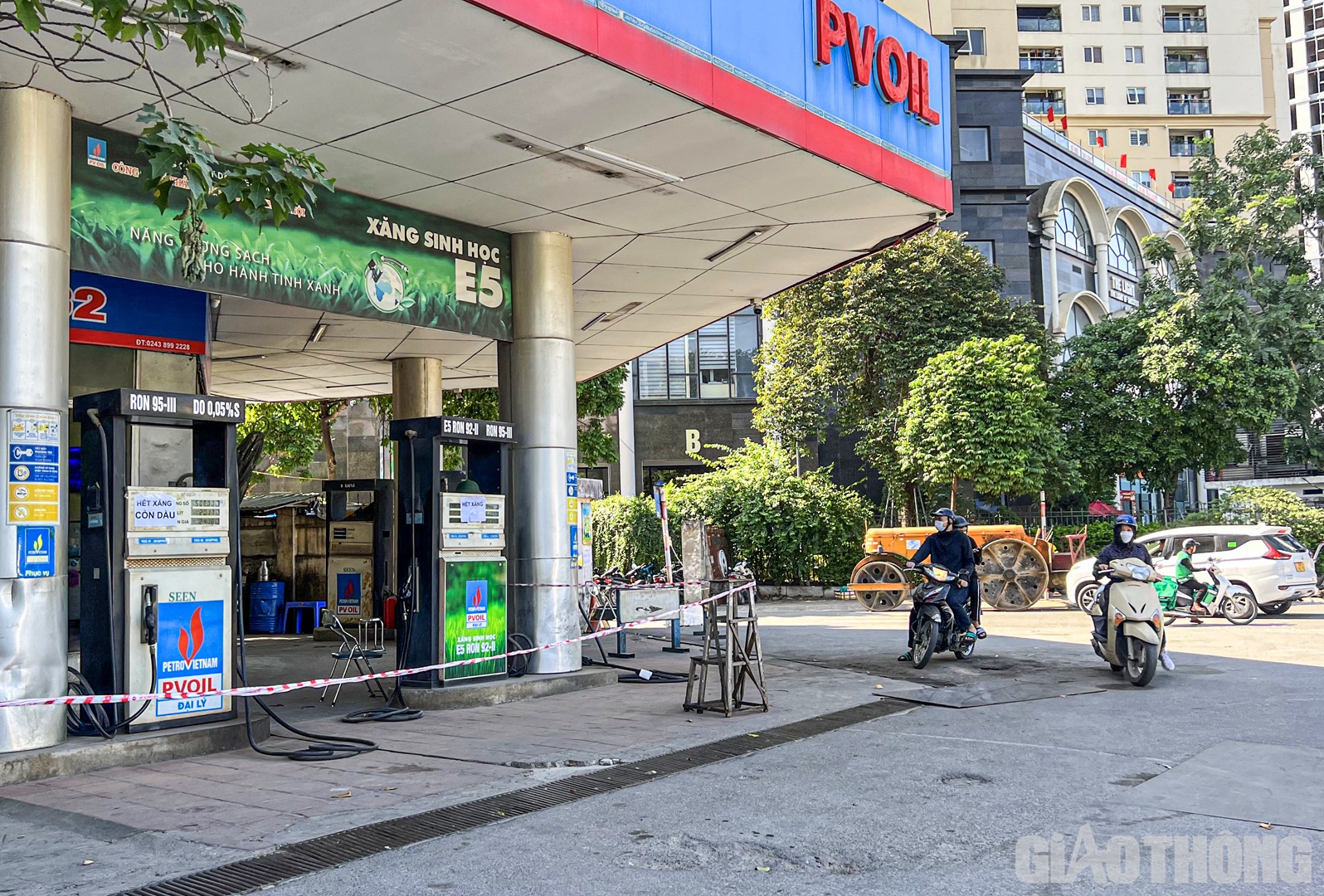 Nhiều người kh&ocirc;ng nh&igrave;n thấy th&ocirc;ng b&aacute;o n&ecirc;n vẫn tạt v&agrave;o đổ xăng nhưng sau đ&oacute; phải quay xe rời đi.