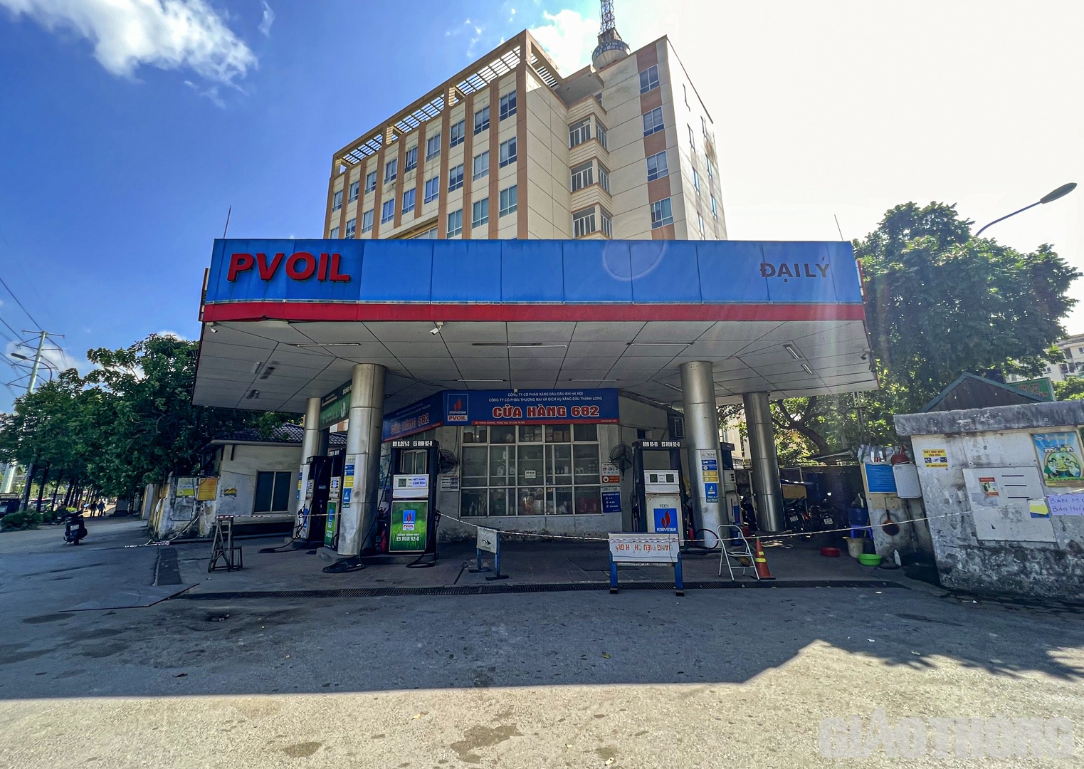 Theo ghi nhận của PV B&aacute;o Giao th&ocirc;ng, thời điểm 9h30 s&aacute;ng ng&agrave;y 31/10, tại c&acirc;y xăng 682 thuộc hệ thống ph&acirc;n phối của PVOIL (phường Trung Văn, quận Nam Từ Li&ecirc;m) tạm ngừng phục vụ với l&yacute; do hết h&agrave;ng.