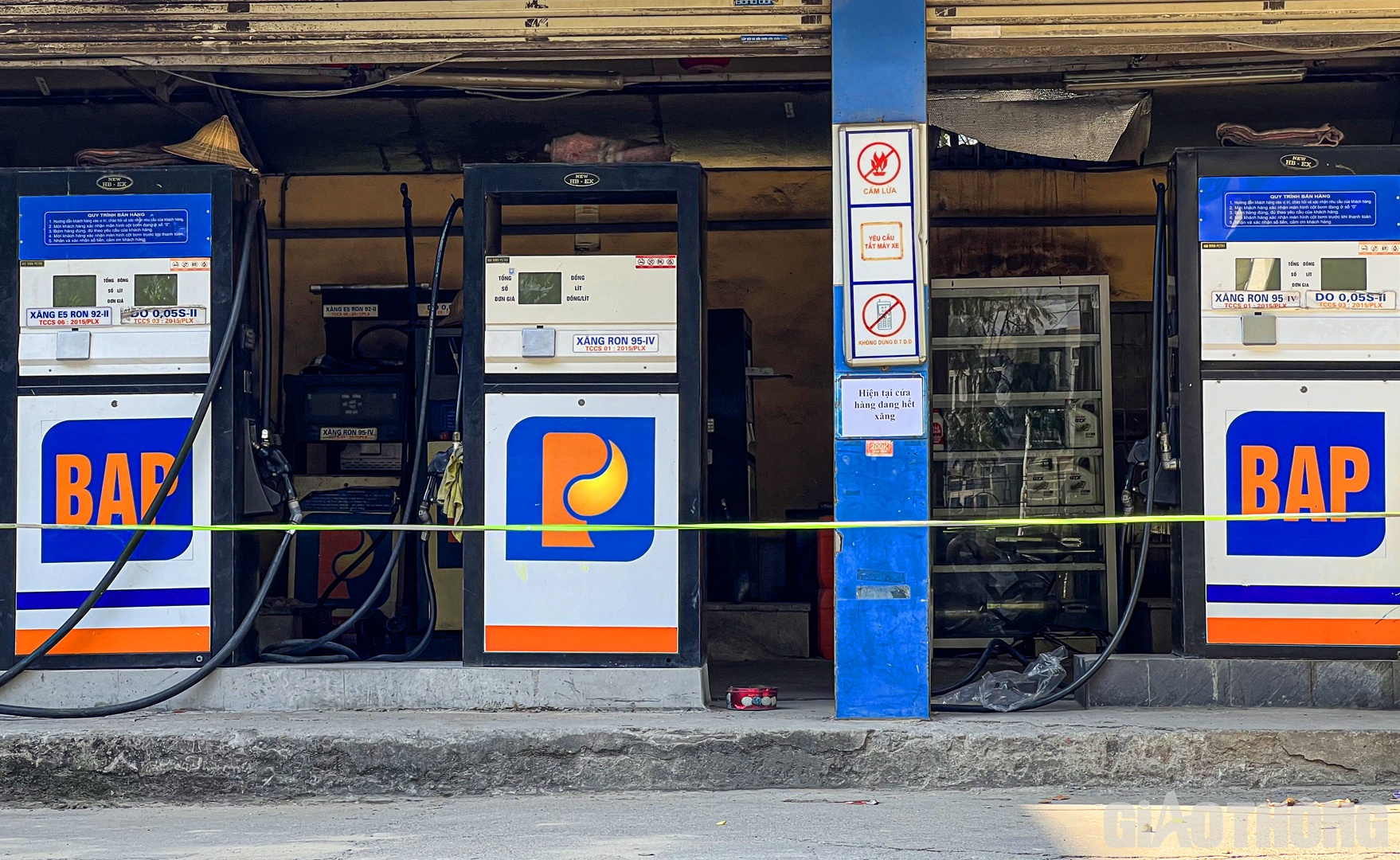 Lần đầu gặp phải t&igrave;nh cảnh n&agrave;y, anh Cao Văn Chiến (qu&ecirc; Ph&uacute; Thọ) chia sẻ: "Đ&acirc;y l&agrave; c&acirc;y xăng t&ocirc;i thường hay đổ. B&acirc;y giờ kh&ocirc;ng được xăng m&agrave; nh&agrave; lại đang c&oacute; việc cần về qu&ecirc; gấp n&ecirc;n cũng kh&aacute; sốt ruột".