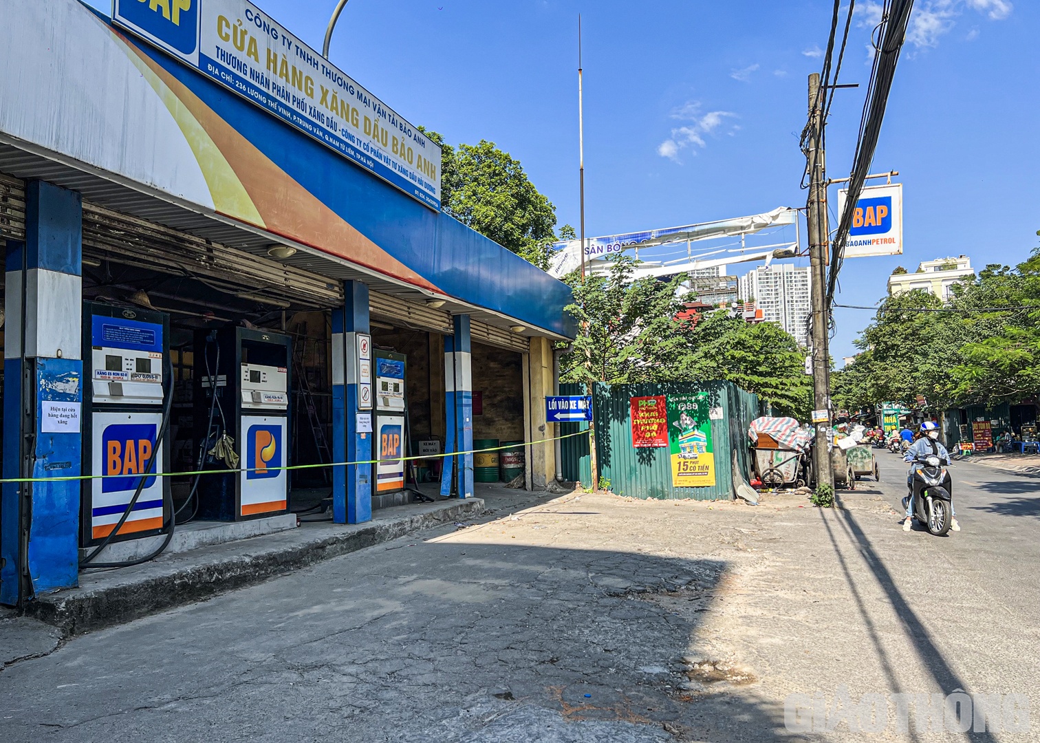 C&aacute;ch đ&oacute; kh&ocirc;ng xa, c&acirc;y xăng c&oacute; địa chỉ 236 Lương Thế Vinh (phường Trung Văn, quận Nam Từ Li&ecirc;m) cũng d&aacute;n th&ocirc;ng b&aacute;o "hiện tại cửa h&agrave;ng đang hết xăng".