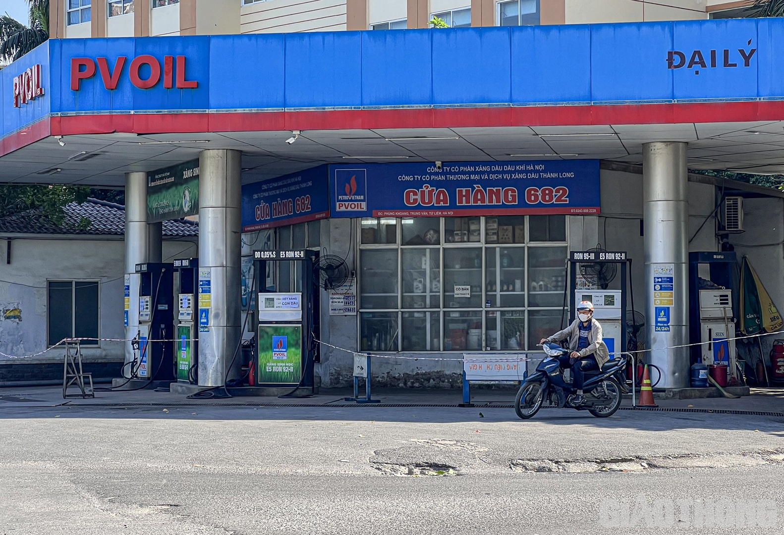 Về việc c&acirc;y xăng 682 (phường Trung Văn, quận Nam Từ Li&ecirc;m) hết h&agrave;ng, đại diện PVOIL cho biết, đơn vị vẫn cấp h&agrave;ng cho đại l&yacute; n&agrave;y theo tiến độ nhưng do ng&agrave;y h&ocirc;m qua v&agrave; s&aacute;ng nay số lượng xăng b&aacute;n ra tăng đột xuất n&ecirc;n tạm hết h&agrave;ng. "Xe của đại l&yacute; sắp về đến nơi để nhập h&agrave;ng&rdquo;, đại diện PVOIL th&ocirc;ng tin.