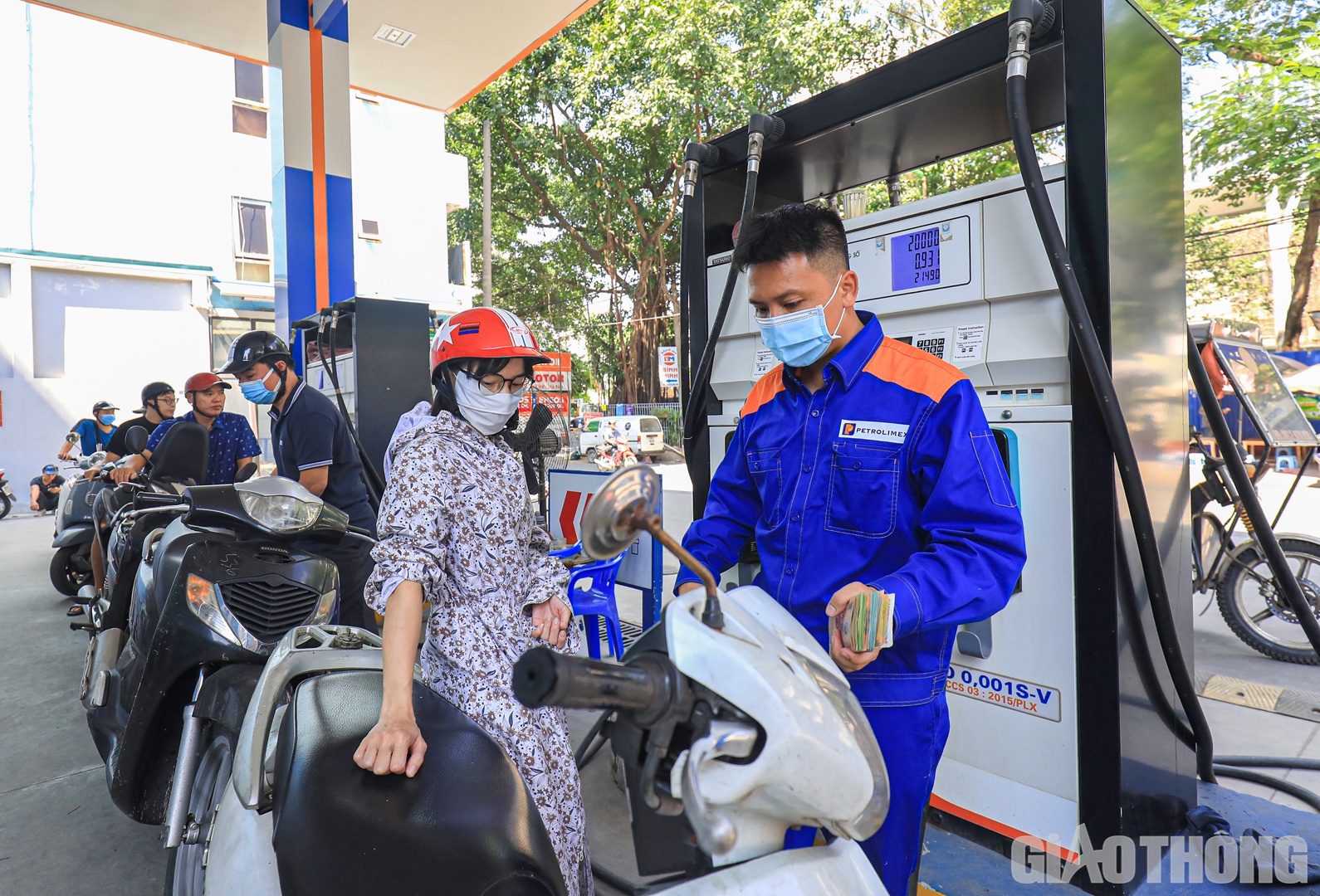 Vị Bộ trưởng c&ograve;n cho rằng, việc quản l&yacute; cung ứng, kinh doanh xăng, dầu được giao cho 7 bộ, ng&agrave;nh, cơ quan chức năng v&agrave; ch&iacute;nh quyền 63 tỉnh, th&agrave;nh phố thực hiện v&agrave; cần sự phối hợp từ c&aacute;c cơ quan li&ecirc;n quan để đảm bảo ổn định thị trường.