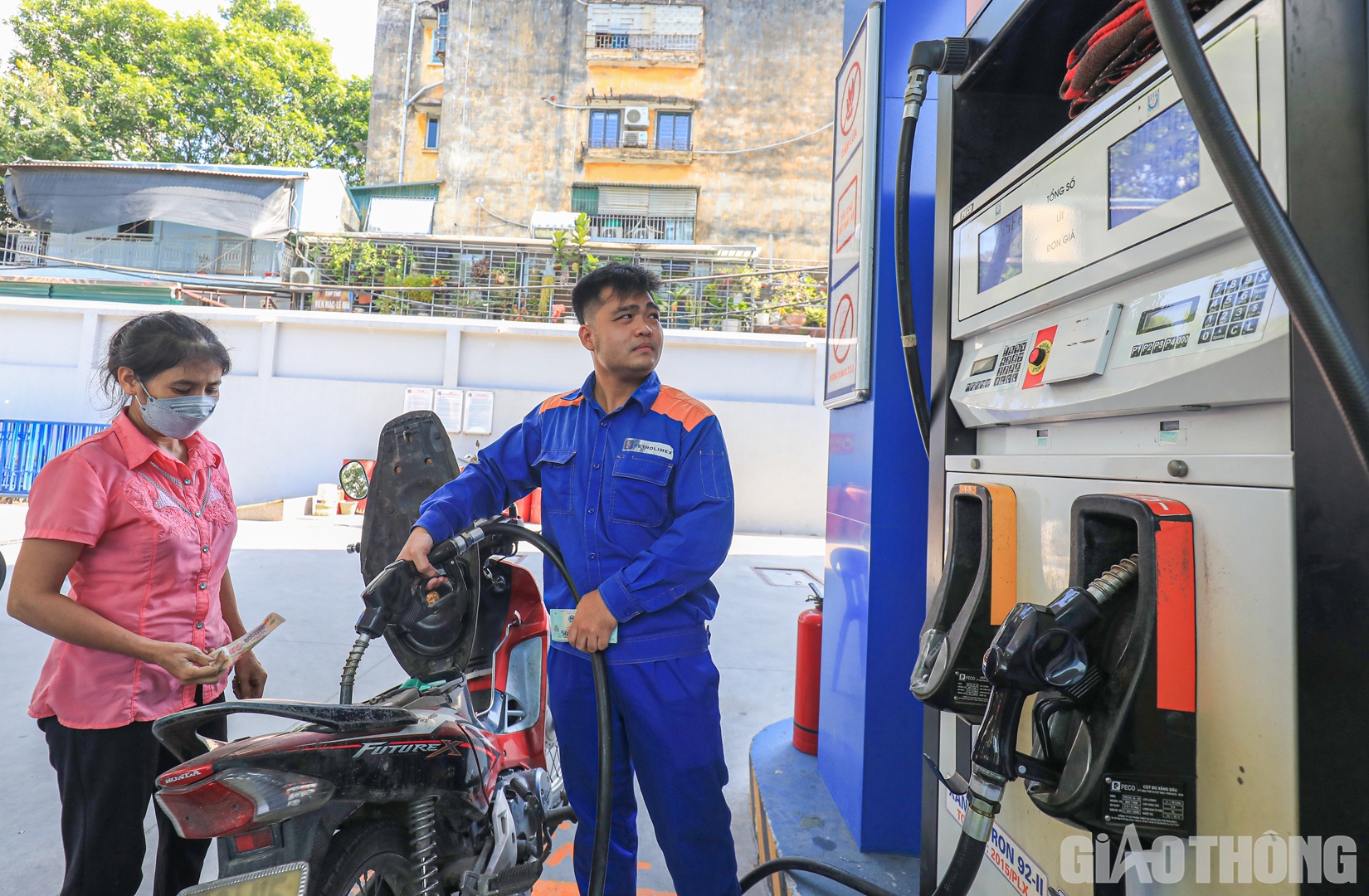 Tuy nhi&ecirc;n, giải tr&igrave;nh trước Quốc hội về điều h&agrave;nh gi&aacute; xăng dầu v&agrave;o cuối giờ chiều 28/10, Bộ trưởng Bộ T&agrave;i ch&iacute;nh Hồ Đức Phớc khẳng định nguồn cung xăng, dầu đang bị thiếu hụt.
Theo Bộ trưởng Phớc, nhu cầu xăng, dầu của nước ta khoảng 19,2 triệu tấn/năm. Thế nhưng, hiện nh&agrave; m&aacute;y lọc dầu B&igrave;nh Sơn c&oacute; c&ocirc;ng suất 6,2 triệu tấn, 9 th&aacute;ng vừa qua đạt 4,4 triệu tấn, đạt 70% kế hoạch, tức l&agrave; đạt sản lượng đề ra. C&ograve;n nh&agrave; m&aacute;y Nghi Sơn c&ocirc;ng suất đạt 6,8 triệu tấn, 9 th&aacute;ng mới đạt 43%, tức vẫn thiếu hụt nguồn cung&hellip;